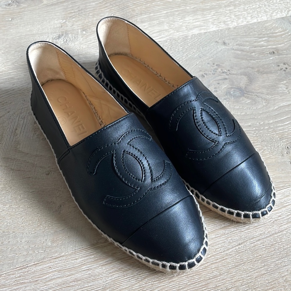 NWT CHANEL Espadrille Black Leather Double Stacked CC Flats. Size 37.